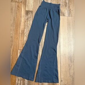 Free People Movement Navy Flared Leggings-NWOT- labeled M/L